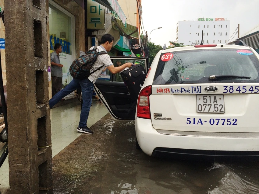 Cửa ngõ Tân Sơn Nhất lại ngập sau cơn mưa ảnh 3 Cửa ngõ Tân Sơn Nhất lại ngập sau cơn mưa ảnh 3